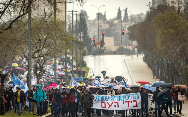 Israelis protest march against the decision of Israeli prime minister